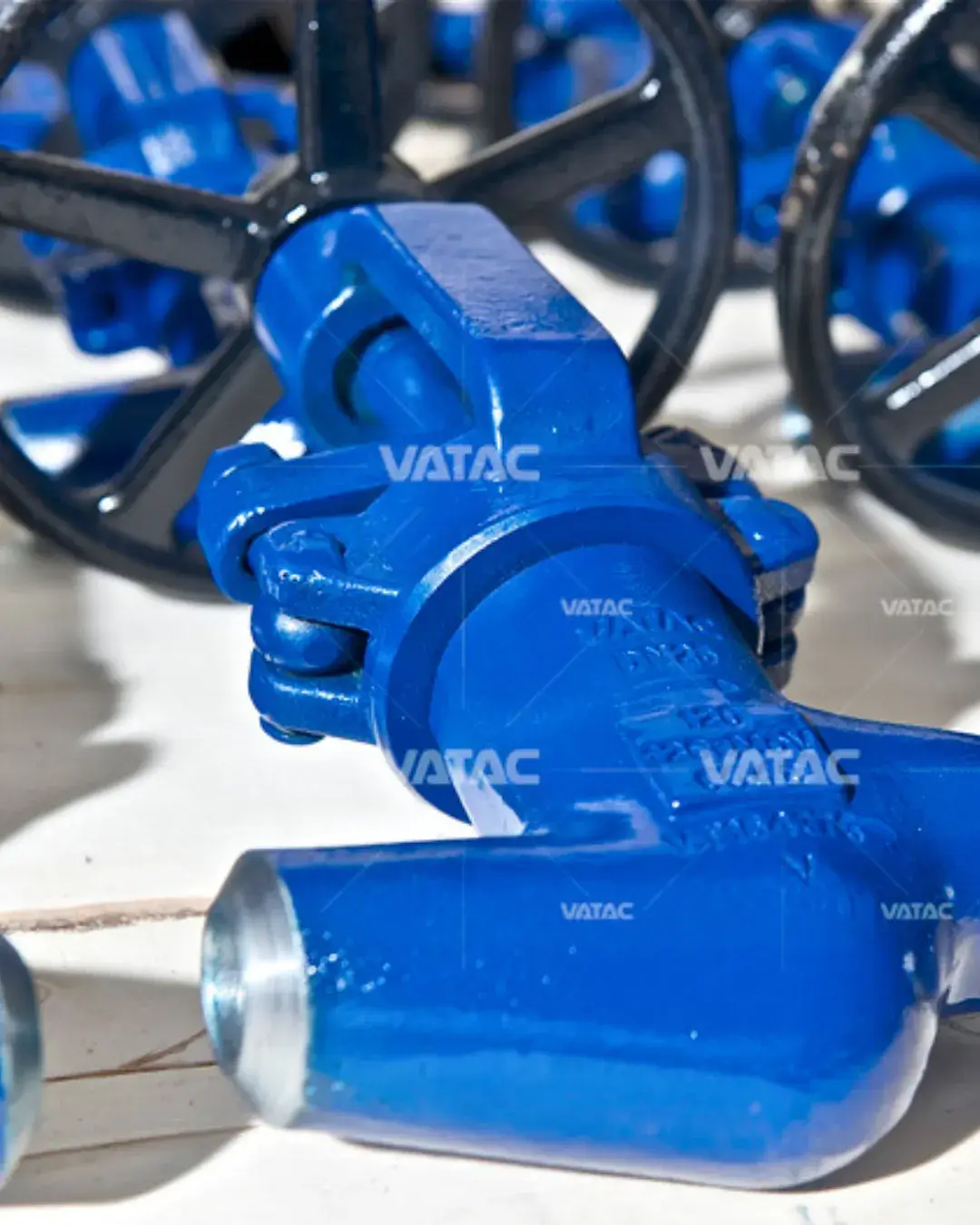 Válvula azul industrial em aço com volante preto para controle de fluxo de gás - HGS Brasil