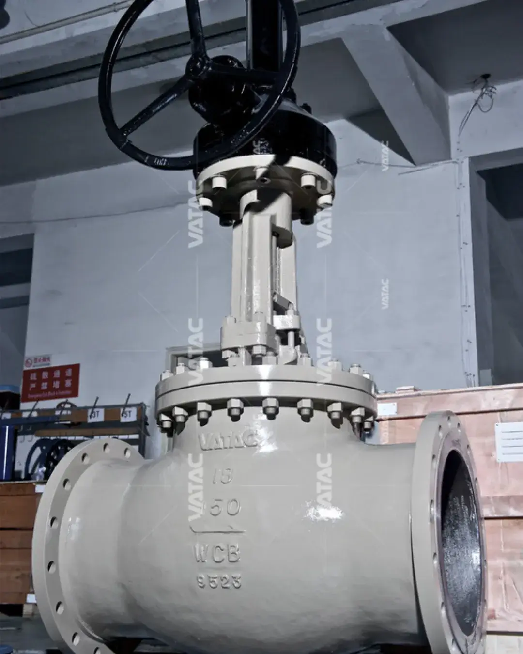 Válvula industrial cinza clara em aço carbono com volante preto para operação manual - HGS Brasil