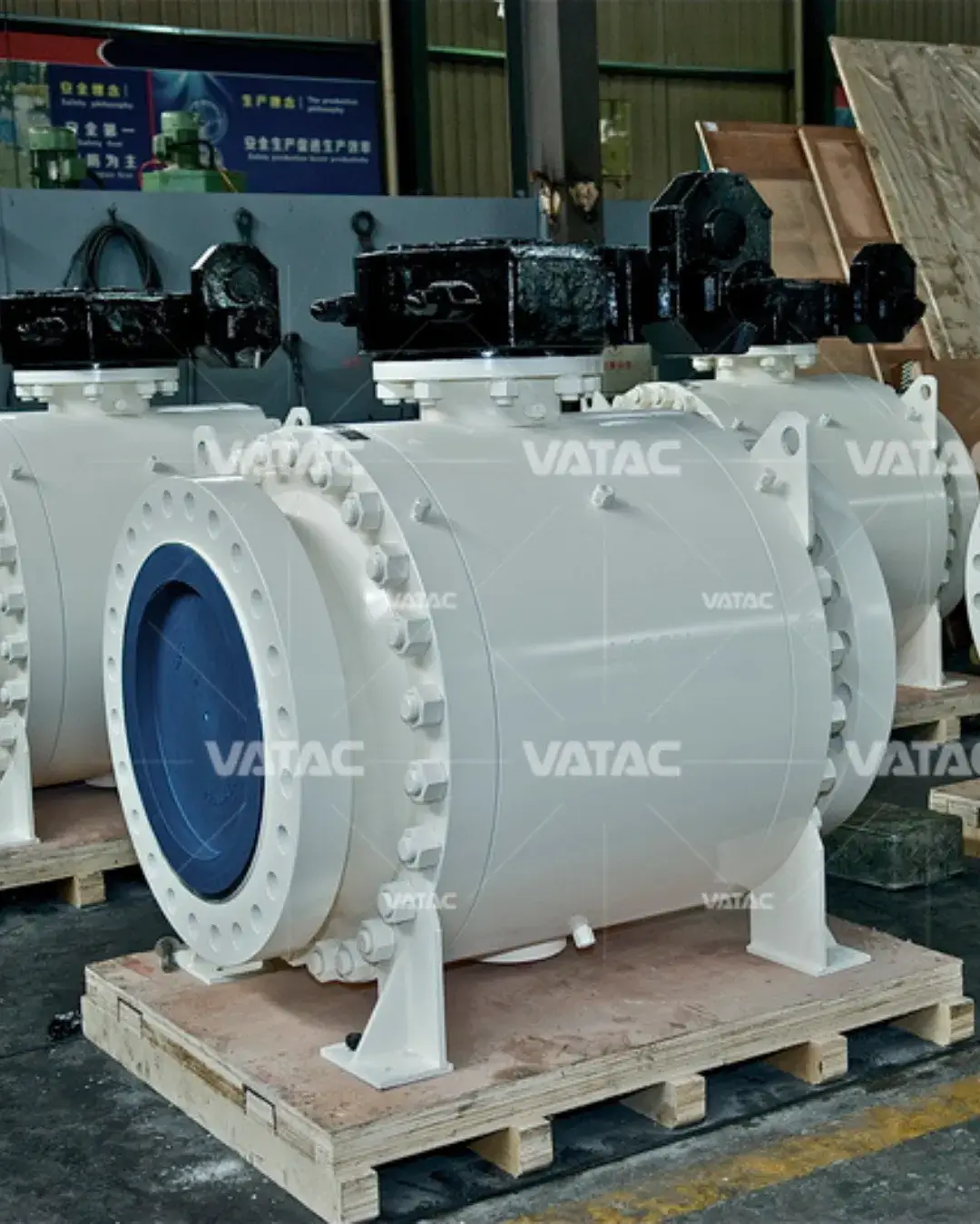 Válvula esfera flangeada industrial cinza com flange interno azul e atuador preto