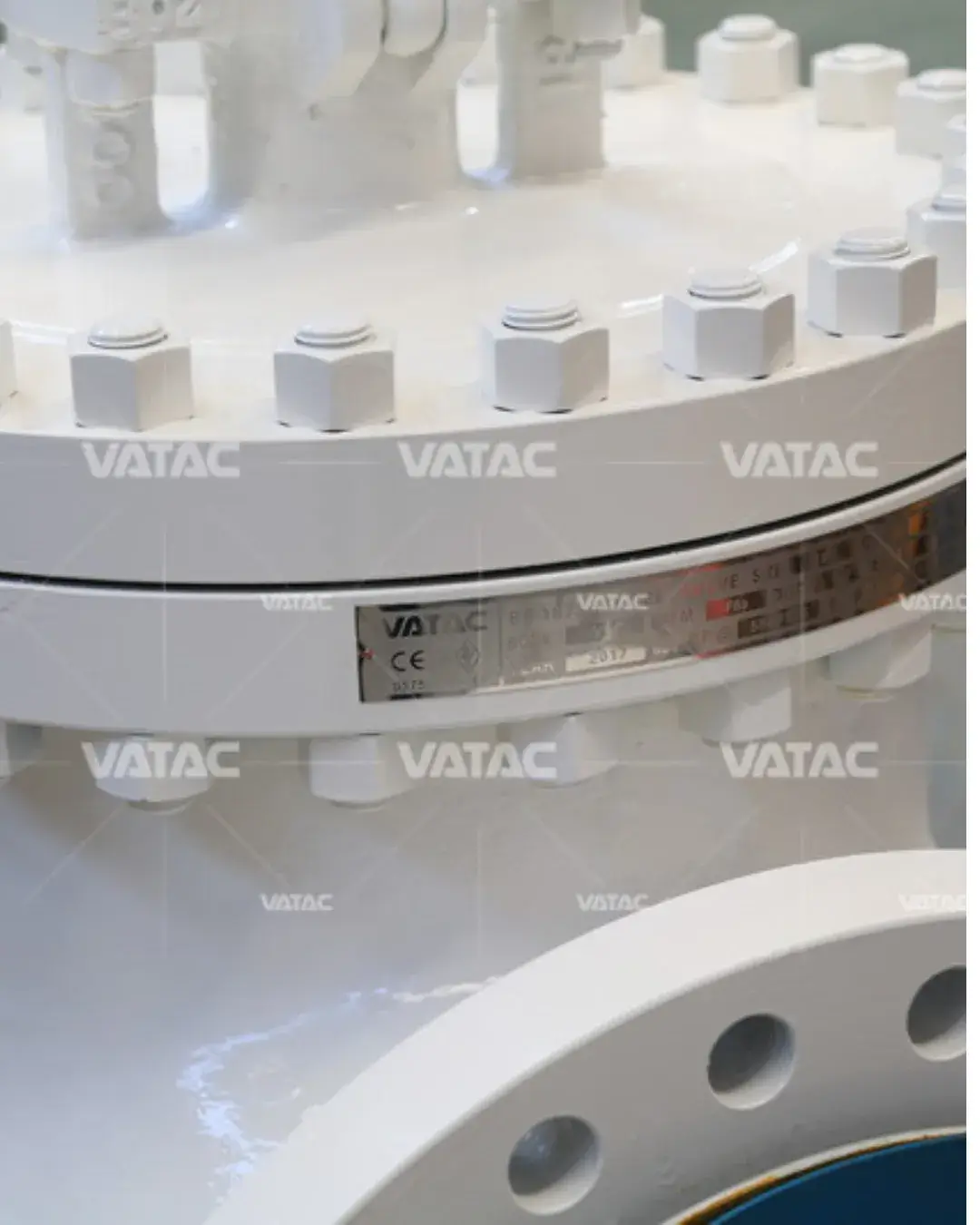 Detalhe de válvula industrial branca em aço carbono com flange e parafusos de alta pressão - HGS Brasil