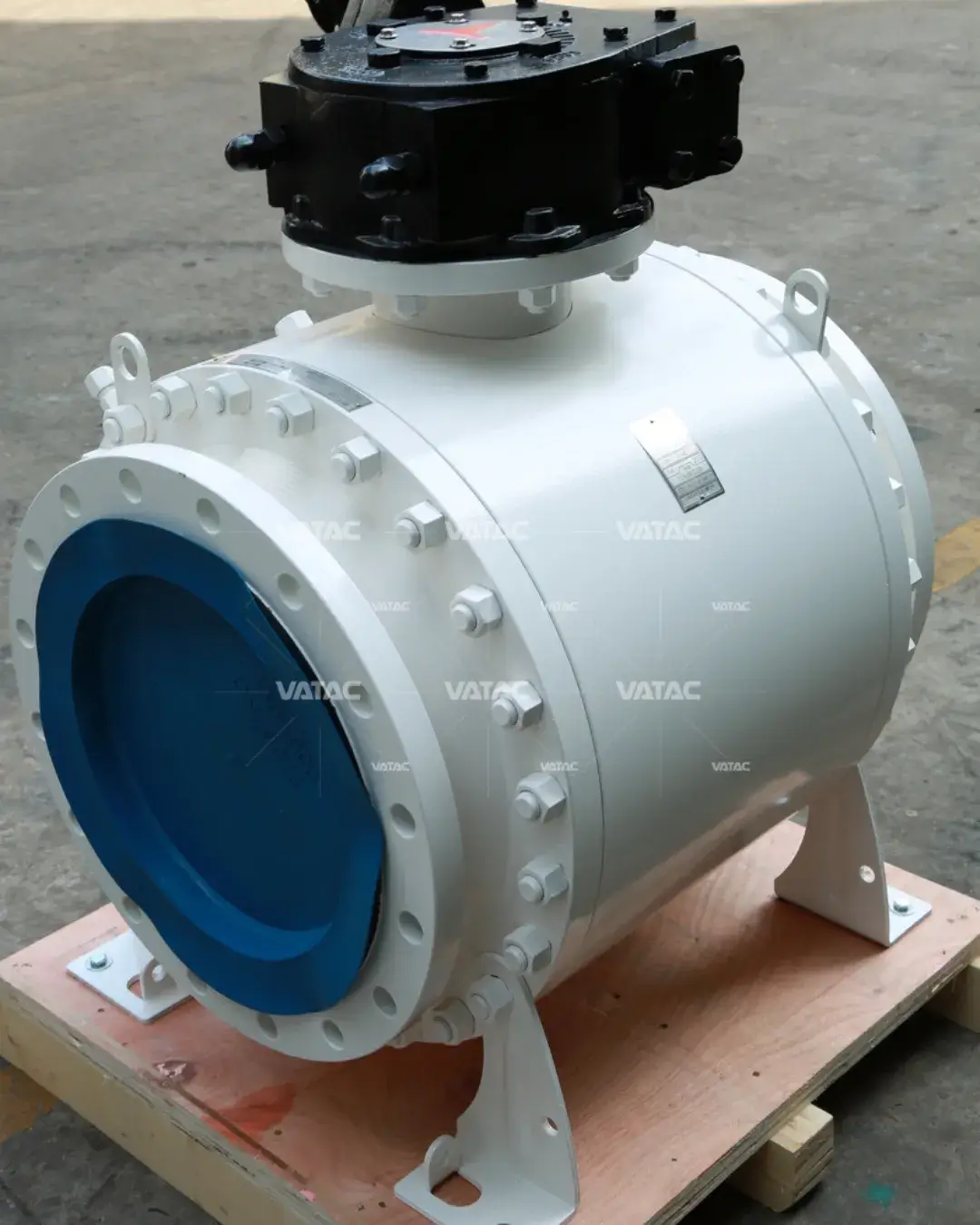 Válvula esfera industrial flangeada em aço carbono, pintura branca, com tampa azul e atuador preto