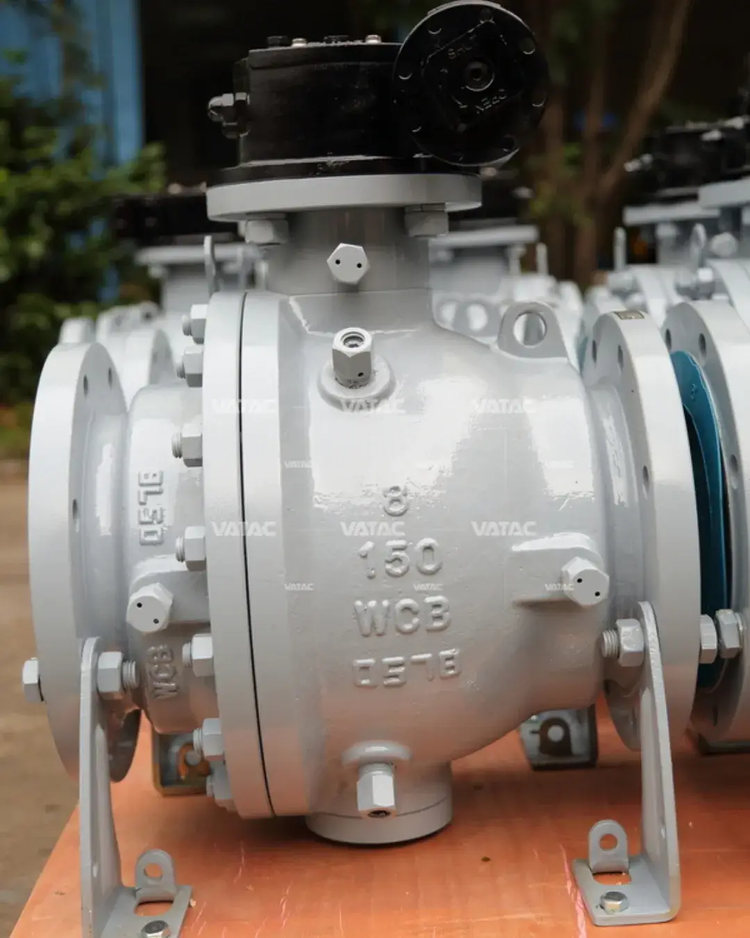 Válvula esfera industrial em aço carbono flangeada, pintura cinza, para sistemas de gás e petróleo