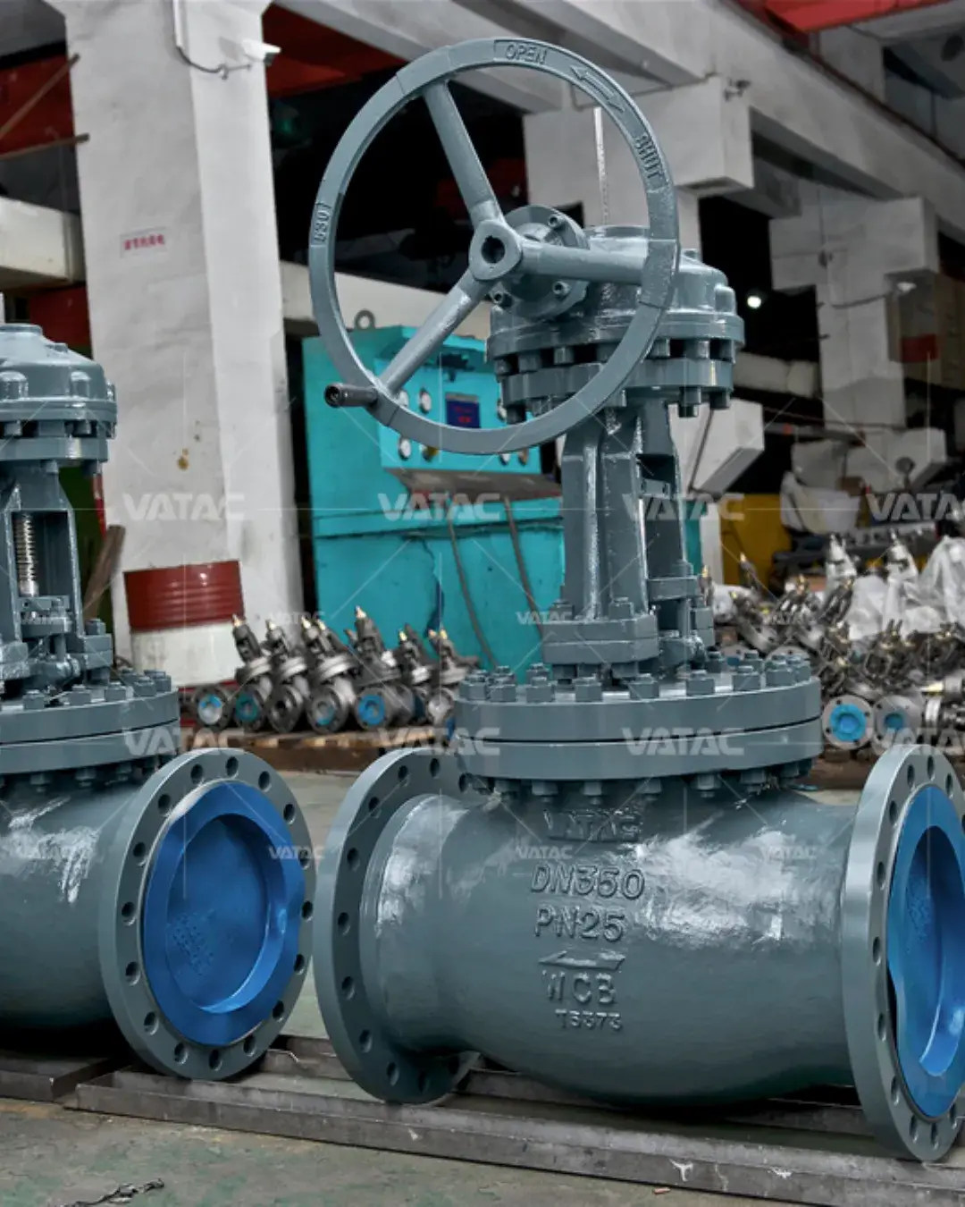 Válvula industrial cinza escura modelo DN350 PN25 com volante manual de grande porte - HGS Brasil