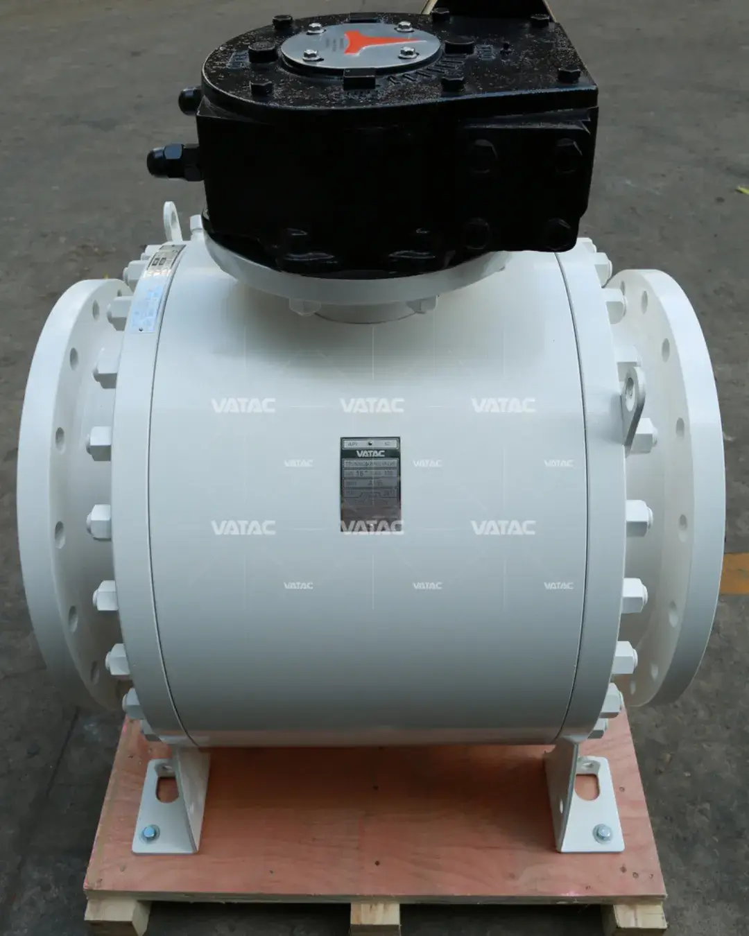 Válvula esfera industrial flangeada em aço carbono cinza claro com atuador preto