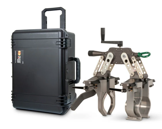 Máquina de termofusão Spider para soldagem de tubos e conexões de polipropileno, acompanhada de maleta de transporte preta.