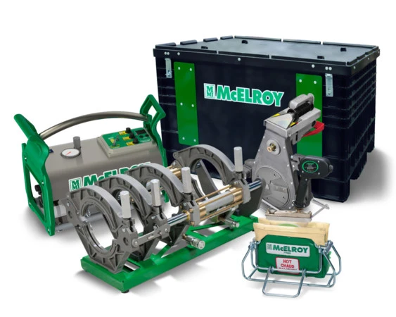 Máquina de termofusão Acrobat da McElroy para soldagem de tubos de polietileno (PEAD), com estrutura metálica verde e caixa de transporte preta ao fundo.